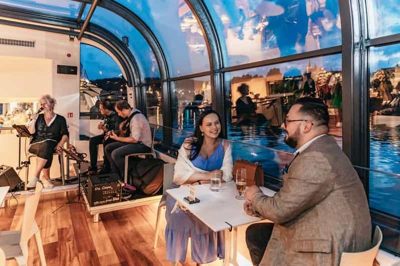 Billet Prague : Dîner-croisière touristique sur un bateau en verre à toit ouvert
