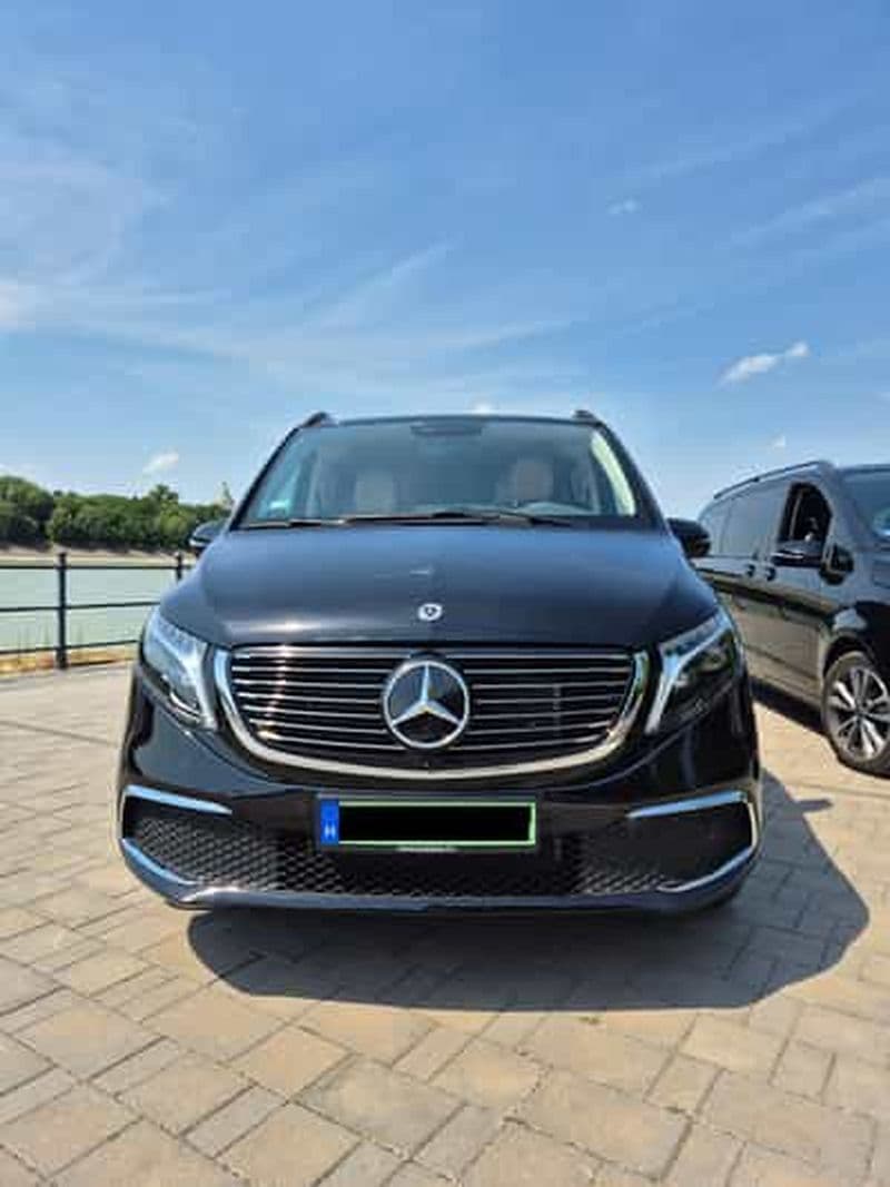 Billet Budapest : Transfert privé de l'aéroport à l'hôtel en voiture électrique.