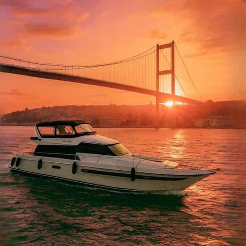 Billet Istanbul : Croisière en petit groupe au coucher du soleil ou à la journée avec collations