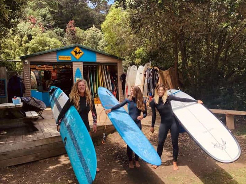 Billet Auckland : Leçon de surf en groupe avec l'école de surf Muriwai