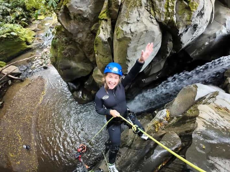 Billet São Miguel : Canyoning de niveau 2 à Salto do Cabrito - Guides locaux