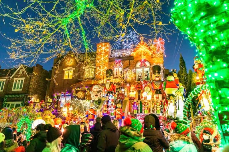 Billet Depuis Manhattan : visite en bus de 4 heures des illuminations de Noël de Dyker Heights