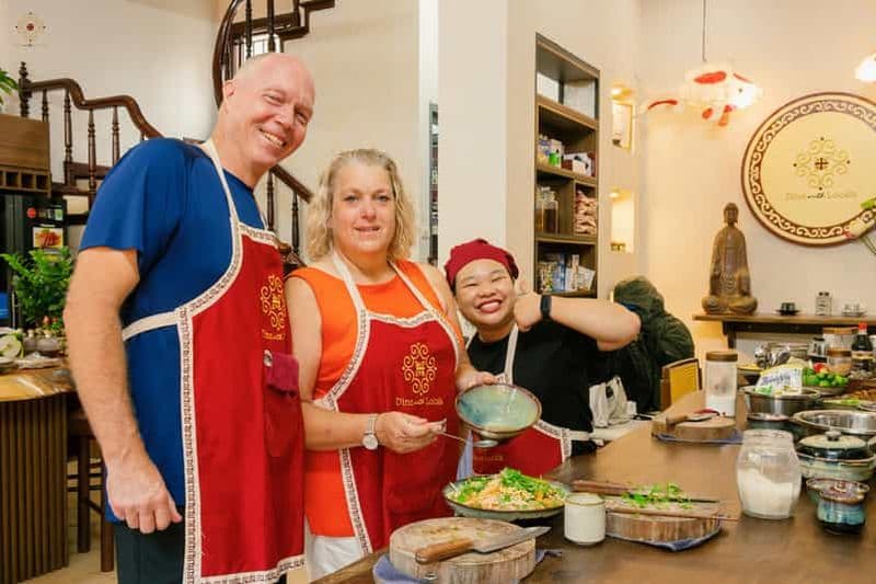 Billet Aventure alimentaire à Hanoi : Visite du marché vietnamien et cours de cuisine