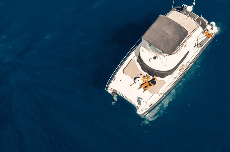 Billet Santorin : Croisière privée en catamaran à moteur sur la Caldera