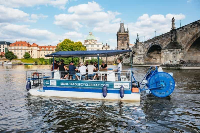 Billet Prague : Boire de la bière à bord d'un bateau à bicyclette