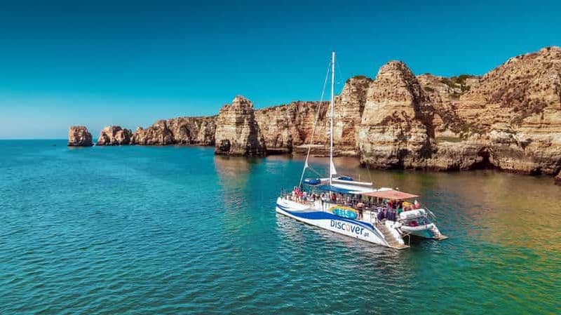 Billet De Lagos à Burgau : croisière en catamaran dans l'Algarve avec déjeuner