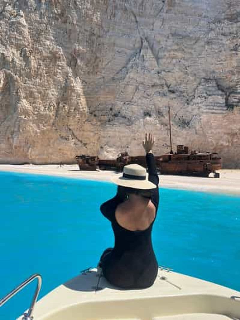 Billet Porto Vromi : épave, grottes bleues et plage blanche en bateau