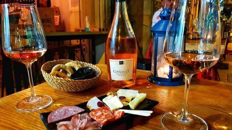 Billet Athènes : Dégustation de vin et visite guidée de la vie nocturne avec cocktail