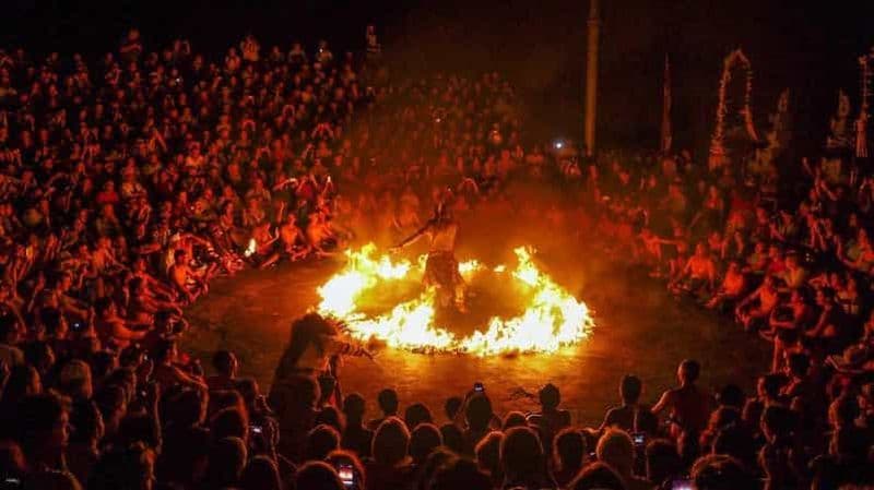 Billet Bali : Visite privée du temple d'Uluwatu au coucher du soleil et de la danse du feu Kecak