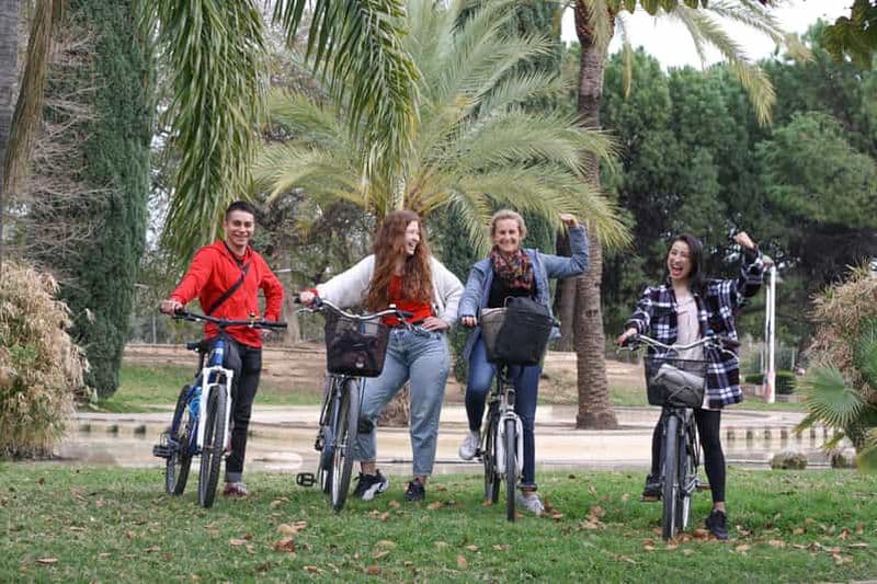 Billet Expérience à vélo à Valence : de la ville à la plage, avec une boisson locale.