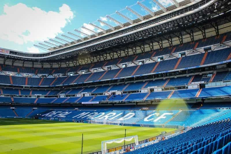 Billet Madrid : visite guidée du stade Santiago-Bernabéu avec un grand fan du club