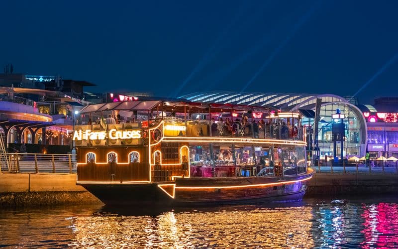 Billet Au départ du canal de Dubaï : dîner-croisière de 2 heures en boutre de luxe avec dîner et boissons à volonté