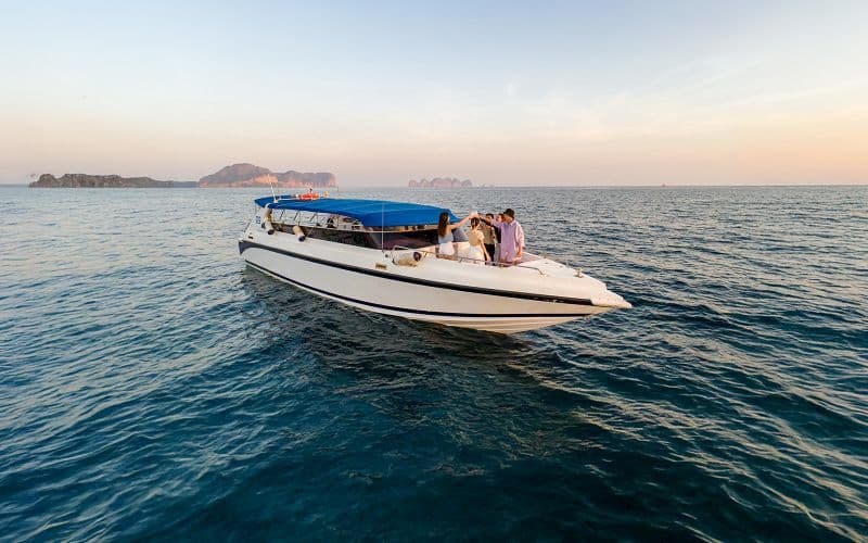 Billet Au départ de Phuket : Île Phi Phi, Maya Bay & Bamboo Island visite en bateau rapide premium avec déjeuner et transferts hôtel.