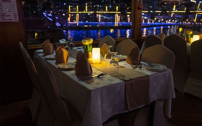 Billet Depuis la crique de Dubaï : Croisière en boutre avec dîner et spectacle live
