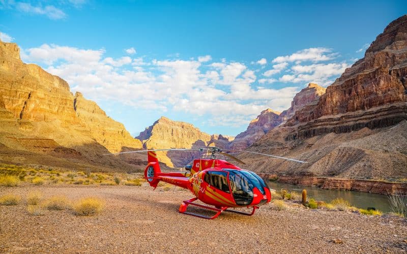 Billet Depuis Las Vegas : Tour en hélicoptère de 70+ minutes au Grand Canyon West Rim avec atterrissage dans le canyon et champagne
