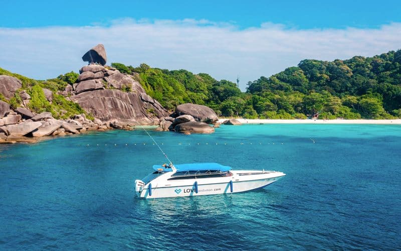 Billet Au départ de Phuket : Visite des îles Similan en bateau à moteur avec petit-déjeuner, déjeuner et navettes