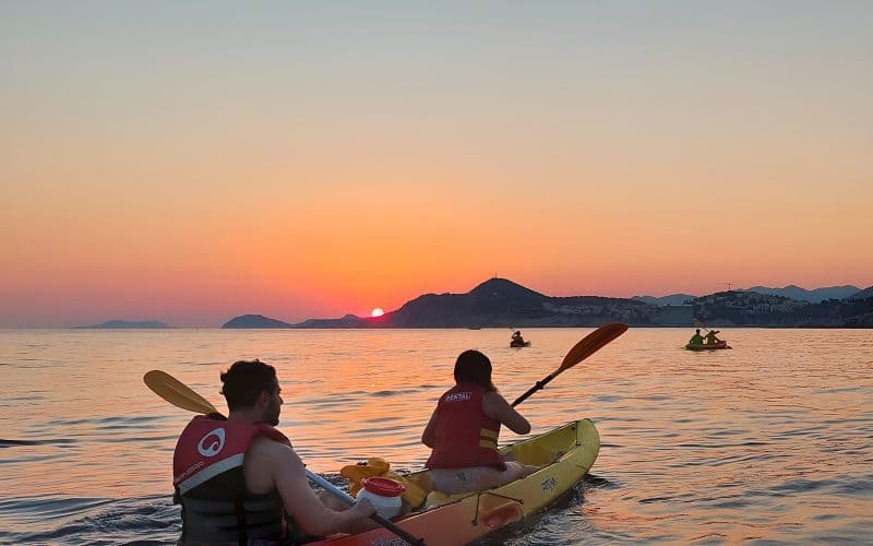 Billet Excursion de 3 heures en kayak au coucher du soleil autour des remparts de la Vieille Ville, de la plage de la grotte de Betina et de l'île de Lokrum