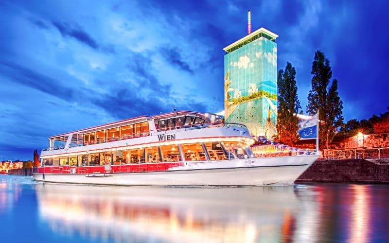 Billet Croisière touristique en soirée sur le Danube et le canal avec dîner en option