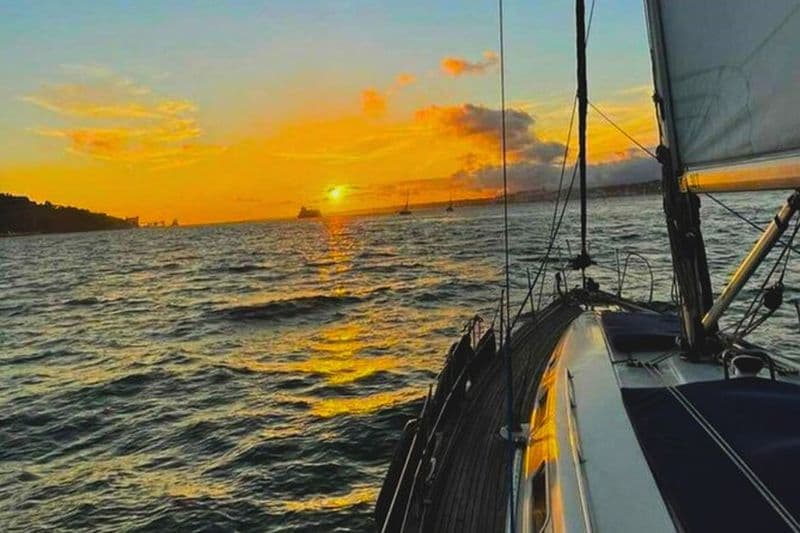 Billet Balade en voilier au coucher du soleil à Lisbonne