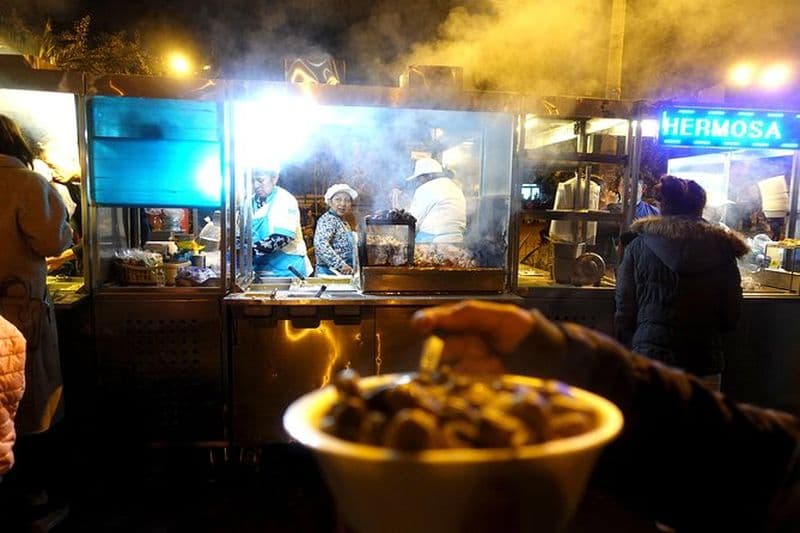 Billet Visite nocturne de street food et boissons locales à Quito