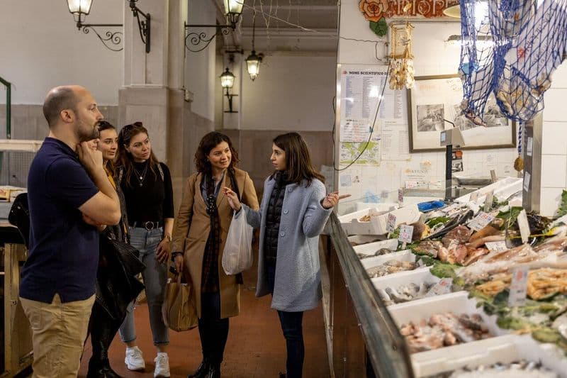Billet Visite du marché, cours de cuisine et déjeuner ou dîner chez une Cesarina à Naples