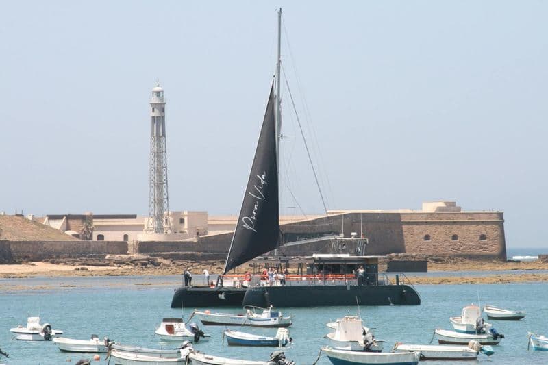 Billet Expérience en catamaran au coucher du soleil à Cadix avec une boisson