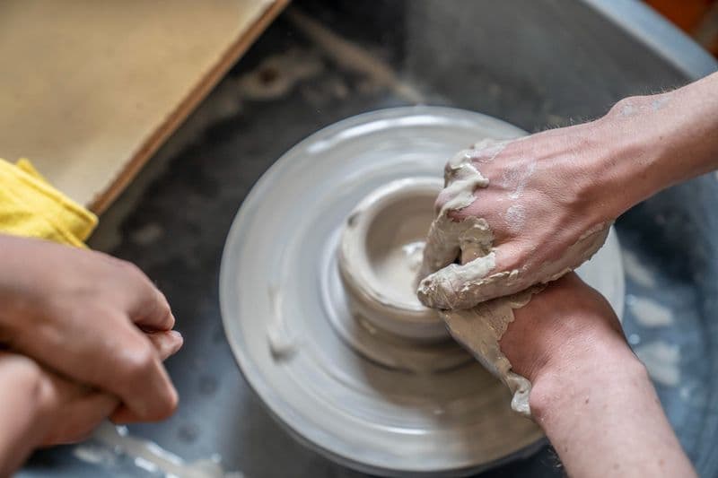 Billet Atelier - Initiez-vous au tour de potier sur une journée