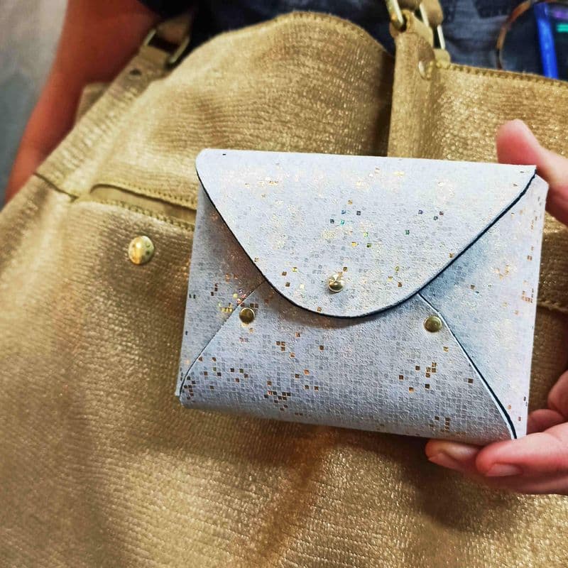 Billet Atelier - Fabriquez une pochette-enveloppe en cuir