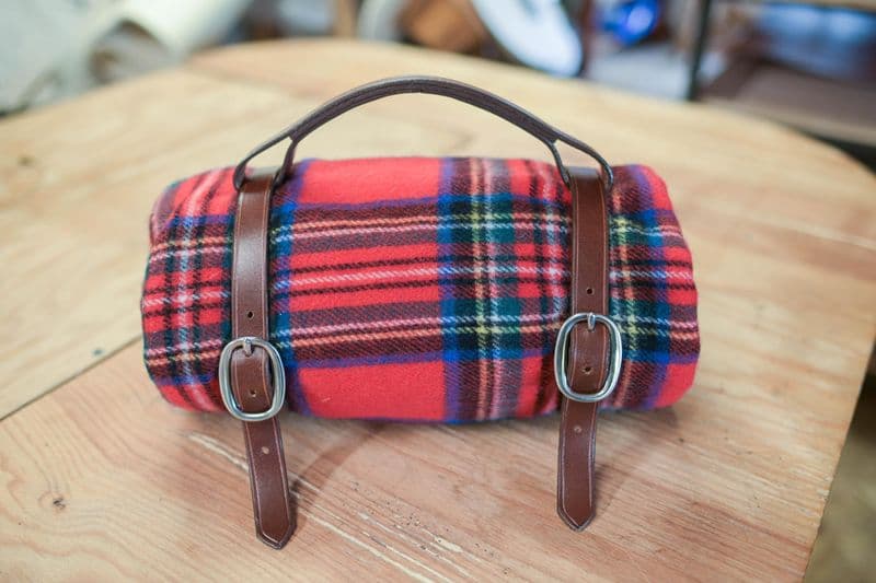 Billet Atelier - Réalisez votre porte plaid en cuir