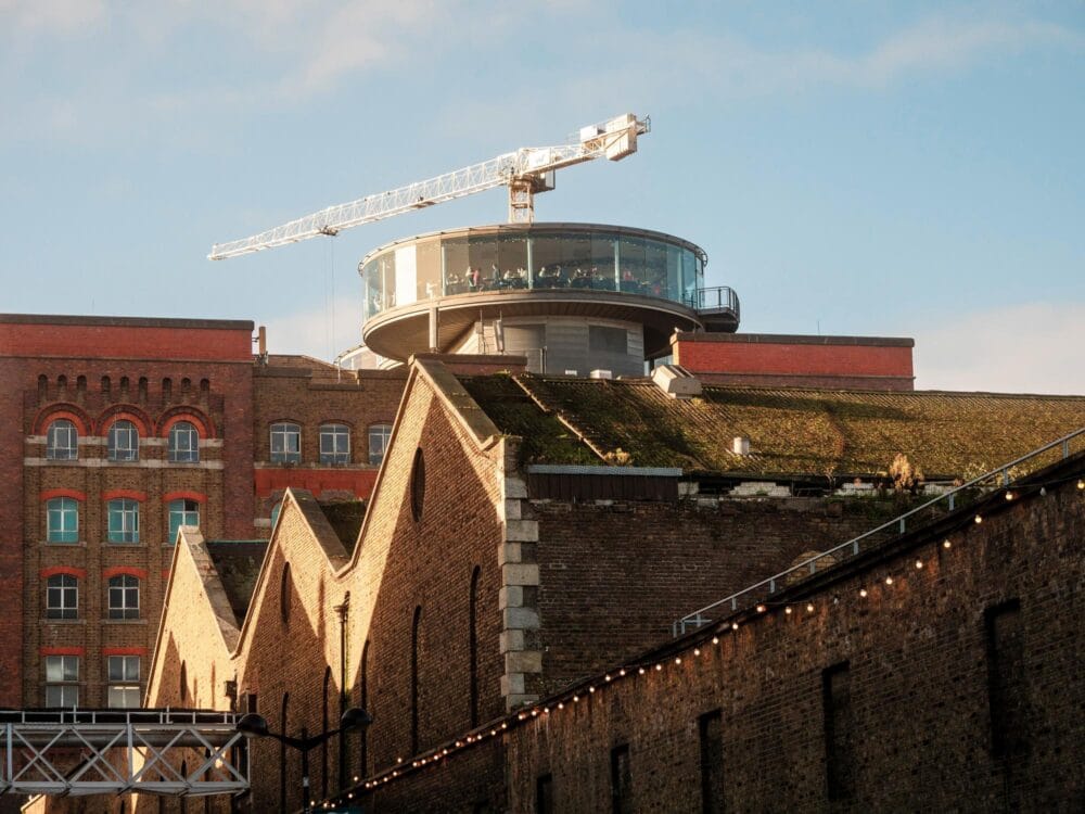 Le Guinness Storehouse vu de l'extérieur