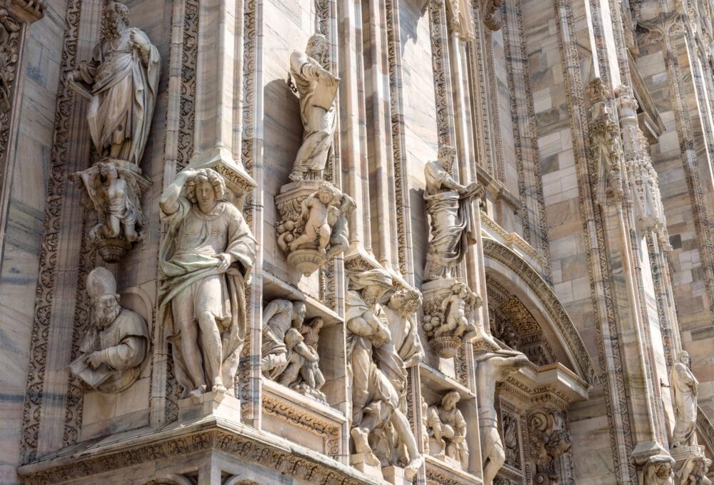 Sculptures sur la façade du Duomo de Milan