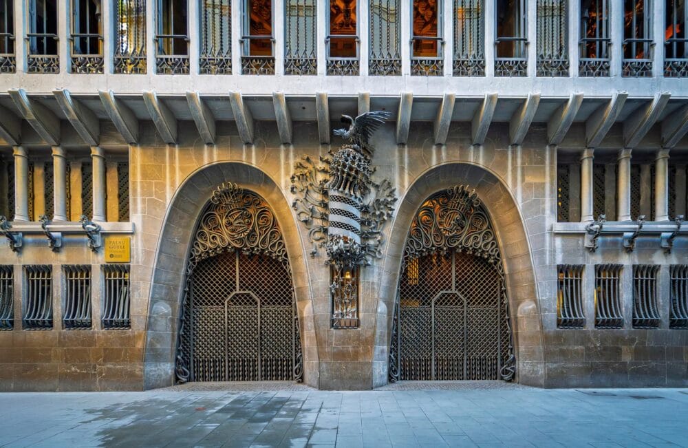 Façade et portail du palais Guell
