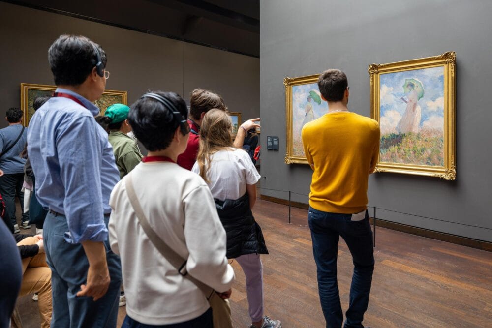 Visiteurs regardant des tableaux de Claude Monet au Musée d'Orsay