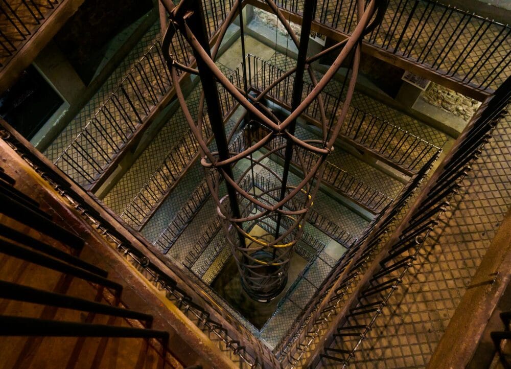 Ascenseur dans la tour de l'Horloge Astronomique de Prague en République tchèque