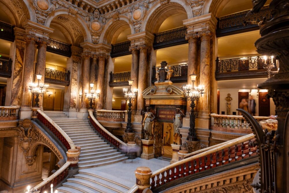 Grand Escalier de marbre de l'Opéra Garnier à Paris